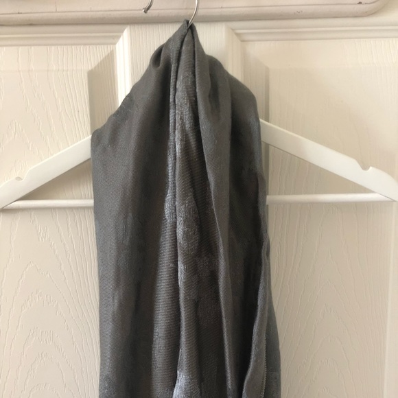 Silky Grey Scarf from Paris - Picture 3 of 8